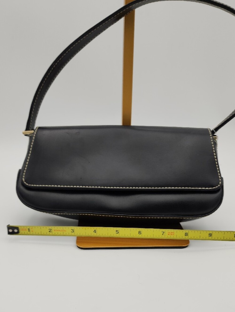 Liz Claiborne Black Leather Shoulder Bag with Contrast Stitching - Picture 11 of 13